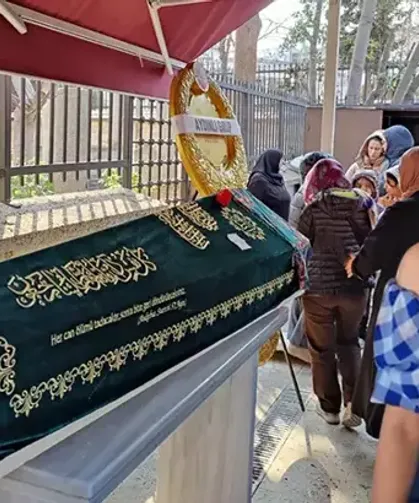 Fatih'te boşanma aşamasındaki eşi tarafından öldürülen kadın son yolculuğuna uğurlandı