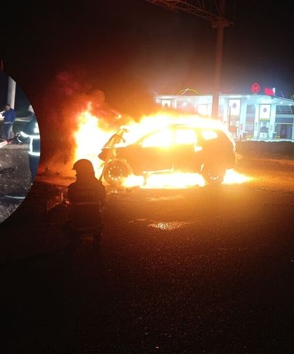 Hatay’da kaza yapan otomobil alev alev yandı