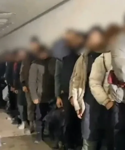 İran sınırından Türkiye'ye giren 25 kaçak göçmen, TIR'da yakalandı