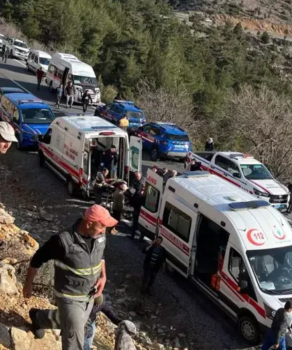 İşçi Servisi Uçuruma Yuvarlandı, 3 Ölü 11 Yaralı