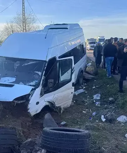 İşçileri taşıyan minibüs kaza yaptı: 10 yaralı