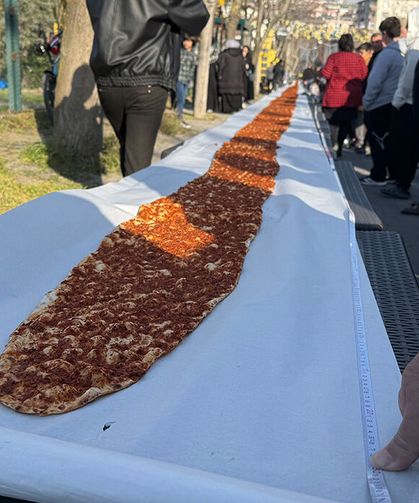 İstanbul’da 63 Metrelik Lahmacun Rekoru! Guinness’e Giren Dev Lezzet