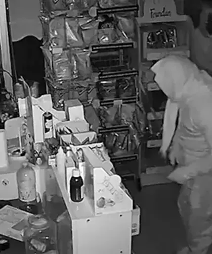 Kadın kıyafetli hırsızlar, 600 saatlik kamera kaydı incelenerek yakalandı