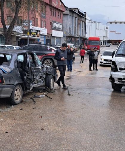 Kamyonet ile Otomobil Çarpıştı, 2’si Bebek 9 Yaralı