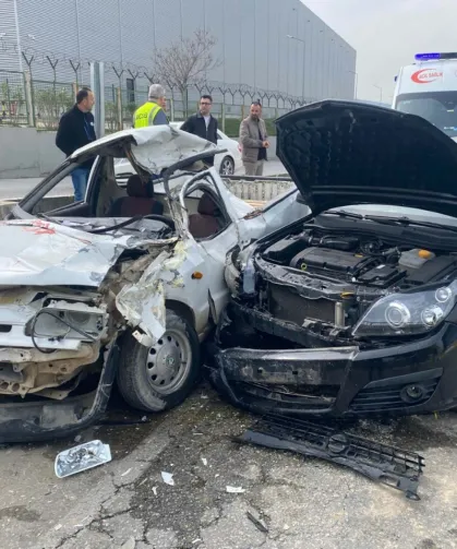 Manisa'da feci kaza kamyonet sürücüsü hayatını kaybetti