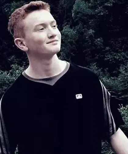 Minibüs, trafik levhası direğine çarptı; sürücü öldü, babası yaralandı