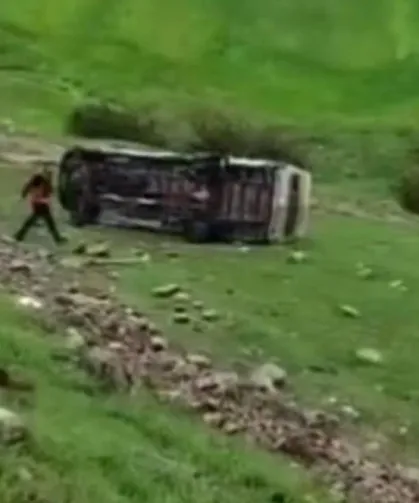 Okul Servisi Şarampole Yuvarlandı: 4’ü Öğrenci 5 Yaralı