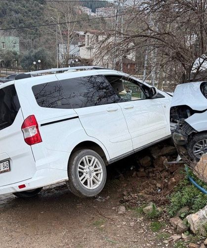 Osmaniye’de korkutan kaza! Freni boşalan araç ağaca çarptı