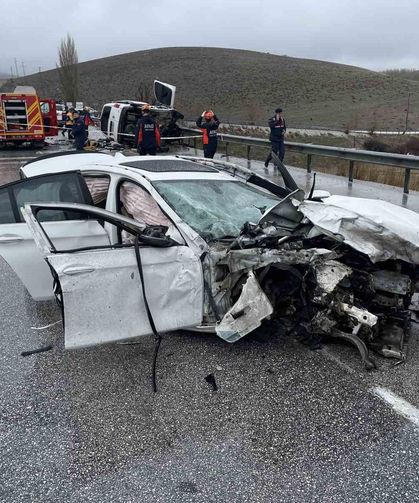 Otomobil hafif ticari araçla çarpıştı: Baba oğul öldü, 4 kişi yaralandı