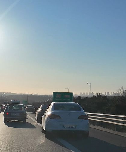 Pes dedirten görüntü: 30 dakikada 60 araç kuralları hiçe saydı