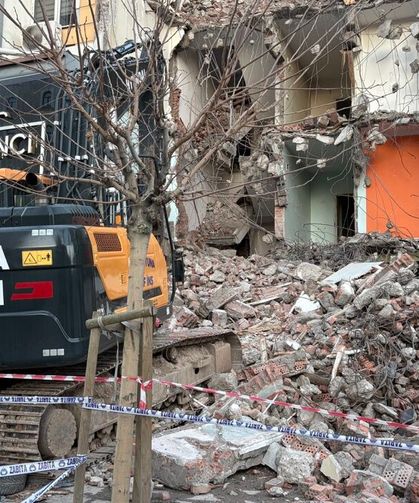 Sivas’ta yıkım sırasında bitişik binanın kolonu zarar gördü: 21 daire tahliye edildi