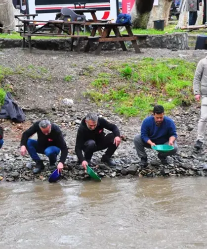Sosyal medyada toplanan altın avcıları, yağışa rağmen derede altın aradı