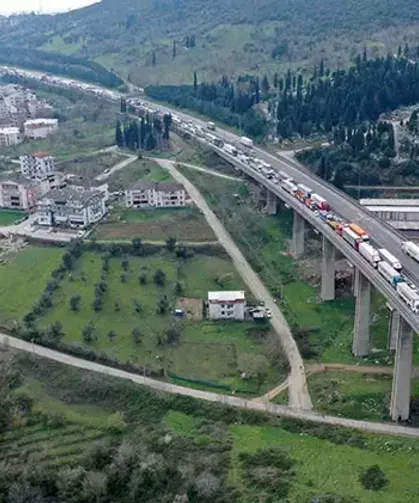 TEM’de Zincirleme Kaza: 1 Yaralı, Trafik 3 Saat Aksadı