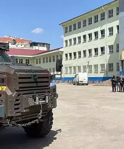 Okulda 16 kişiyi yaralayan saldırgan toprağa verildi, ailesi koruma altına alındı