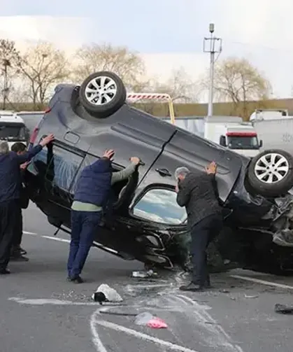 Korkutan kaza: Hafif ticari araç, otomobile çarptı: 4 yaralı