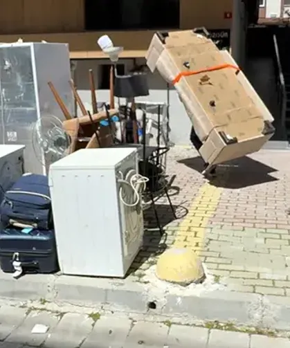 Kiracı olduğu ev icradan satıldı; Döndüğünde eşyalarıyla sokakta kaldı