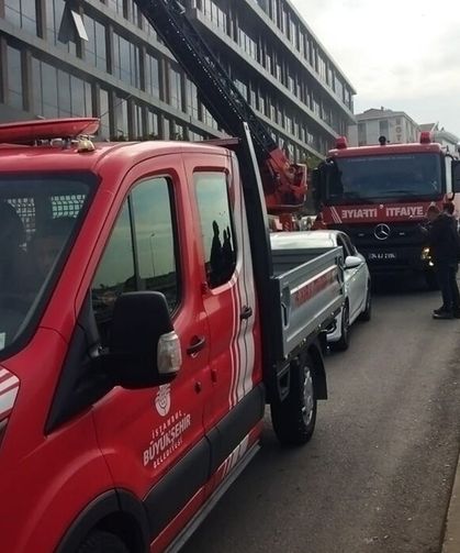 Plazada korkutan yangını: Dumandan etkilenen vatandaşlar kurtarıldı