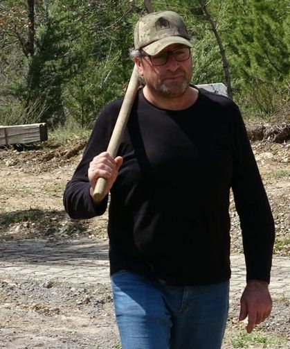 9 kez ölümden döndü, mezarını kazmaya başladı