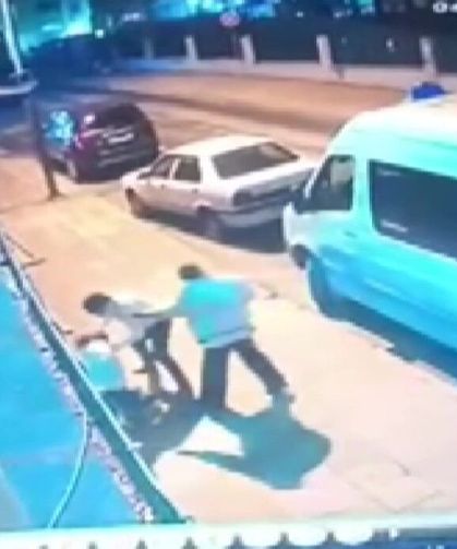 Sokak ortasında iki kadını darp etti: O anlar kamerada