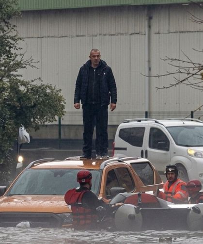 Adana’da sağanak felaketi araç üstünde mahsur kaldılar yıldırım düştü