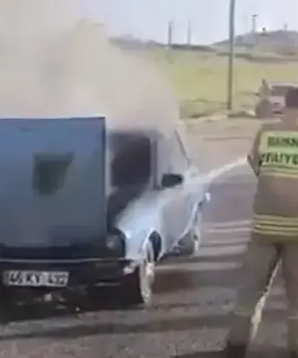 Alev alan otomobiline müdahale ederken yaralandı