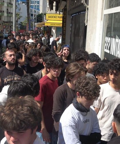 Antalya’da indirimli ikinci el mağaza açılışı izdihama dönüştü