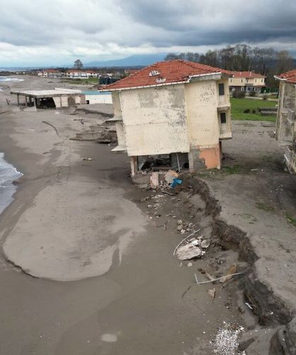 Deniz 100 metre içeri girdi, villalar çöktü