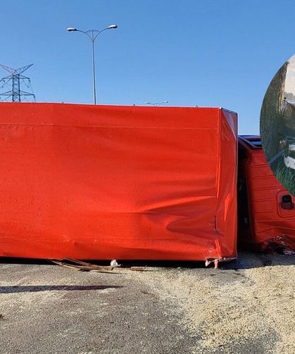 Bayrampaşa'da makas atan otomobil kamyonu devirdi 1'i çocuk 7 yaralı