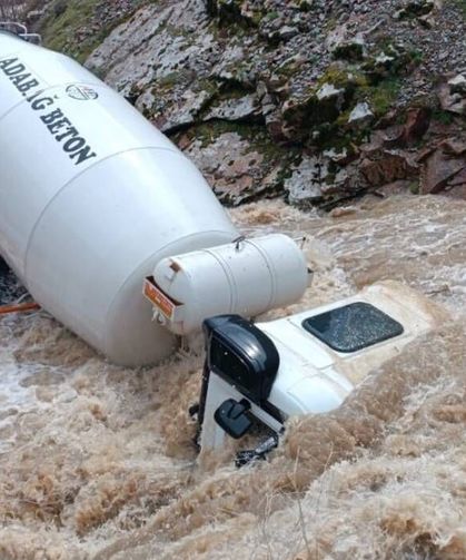 Beton mikseri dereye uçtu: Sürücü kayboldu