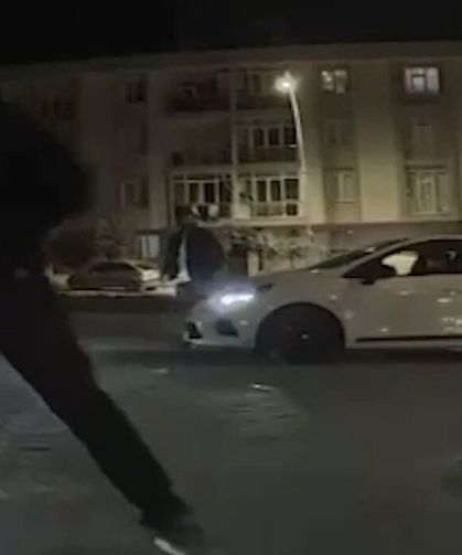 Yol kenarında neden bekliyorsun diyerek saldırdılar