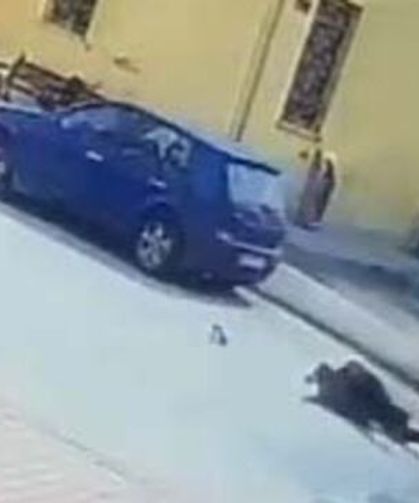 Camiye giderken otomobilin çarptığı yaya yaralandı; kaza kamerada