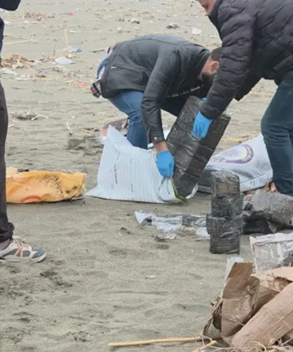 Dalgaların kıyıya sürüklediği çuvaldan yasaklı madde çıktı