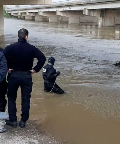 Dereden geçerken aracı suya gömülen sürücü öldü