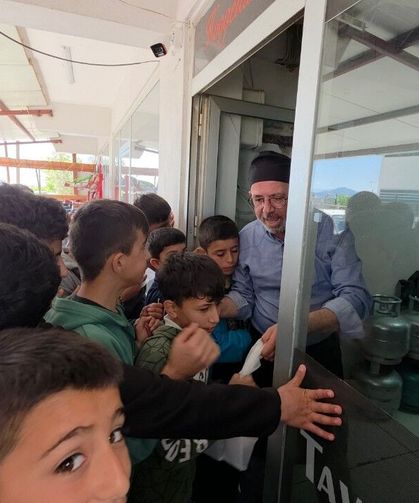 Esnaftan depremzede çocuklara yüzlerce ücretsiz döner!