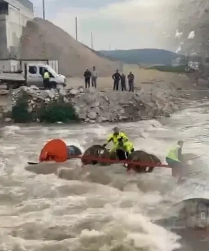 İşçileri taşıyan traktör dereye devrildi! AFAD dakikalarla yarıştı