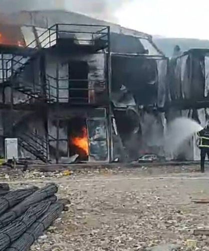 İşçilerin kaldığı konteynerler yandı