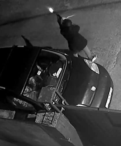 Kasklı şüphelinin pompalı tüfekle eve ateş açtığı anlar kamerada