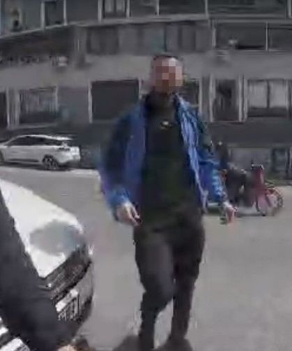 Korna çaldı, darp edildi: Trafik magandaları kamerada