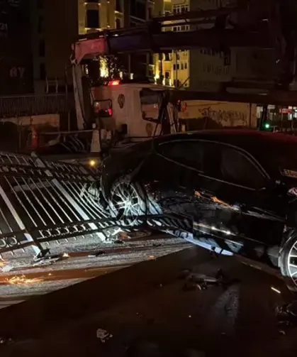 Lüks Otomobil Korkuluklara Çarptı, 3 Yaralı