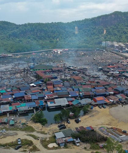 Malezya'da bin ev yandı! 9 bin kişi sokakta