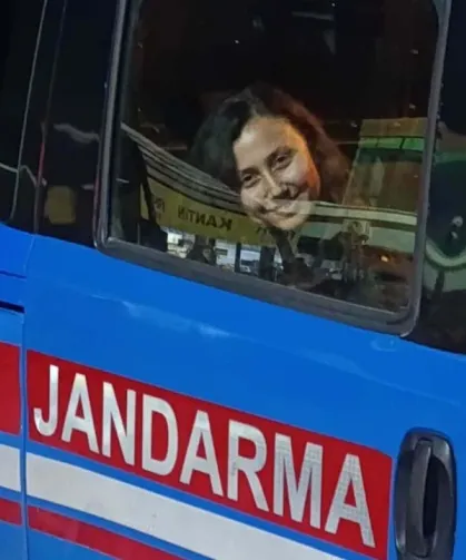 Mahkeme heyetini tehdit ettiği öne sürülen kadın, tutuklandı