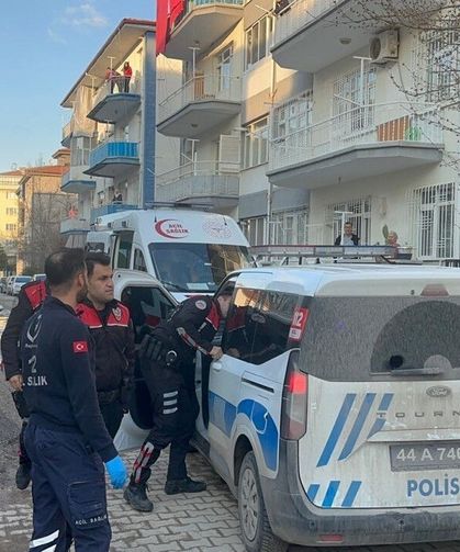 Malatya'da bıçaklı kavga! Baba ve oğul yaralandı