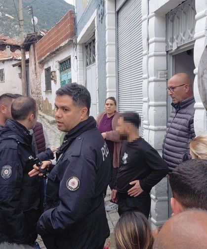 Manisa Kırkağaç’ta sokak ortasında bıçaklama! Çocuklarını görmeye gitti, ağır yaralandı