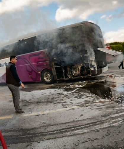 Mersin Otogarı'nda korku dolu anlar! Yolcu otobüsü peronda alev aldı