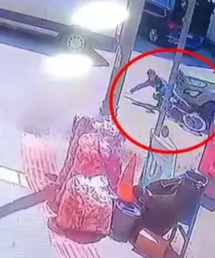 Otomobilin altında kalan çocuğun 10 metre sürüklendiği kaza kamerada