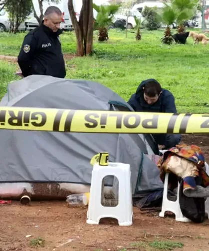 Parkta çadırda yaşayan kişi ölü bulundu