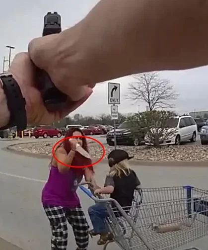 Polis, mağazadan kaçırdığı çocuğu bıçaklayan kadını vurarak öldürd*