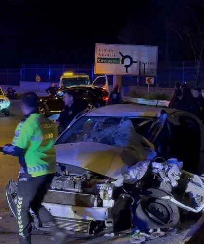 Servis Minibüsü ile Otomobil Çarpıştı: 11 Yaralı