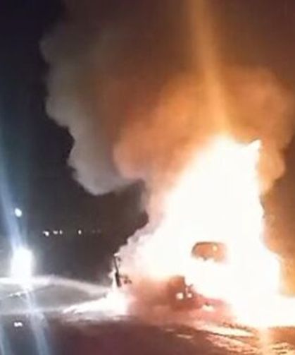 Seyir halindeki otomobil alev aldı: 5 kişi son anda kurtuldu