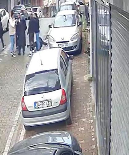 Tartıştıkları kadını sokak ortasında bayılana kadar dövdüler; o anlar kamerada